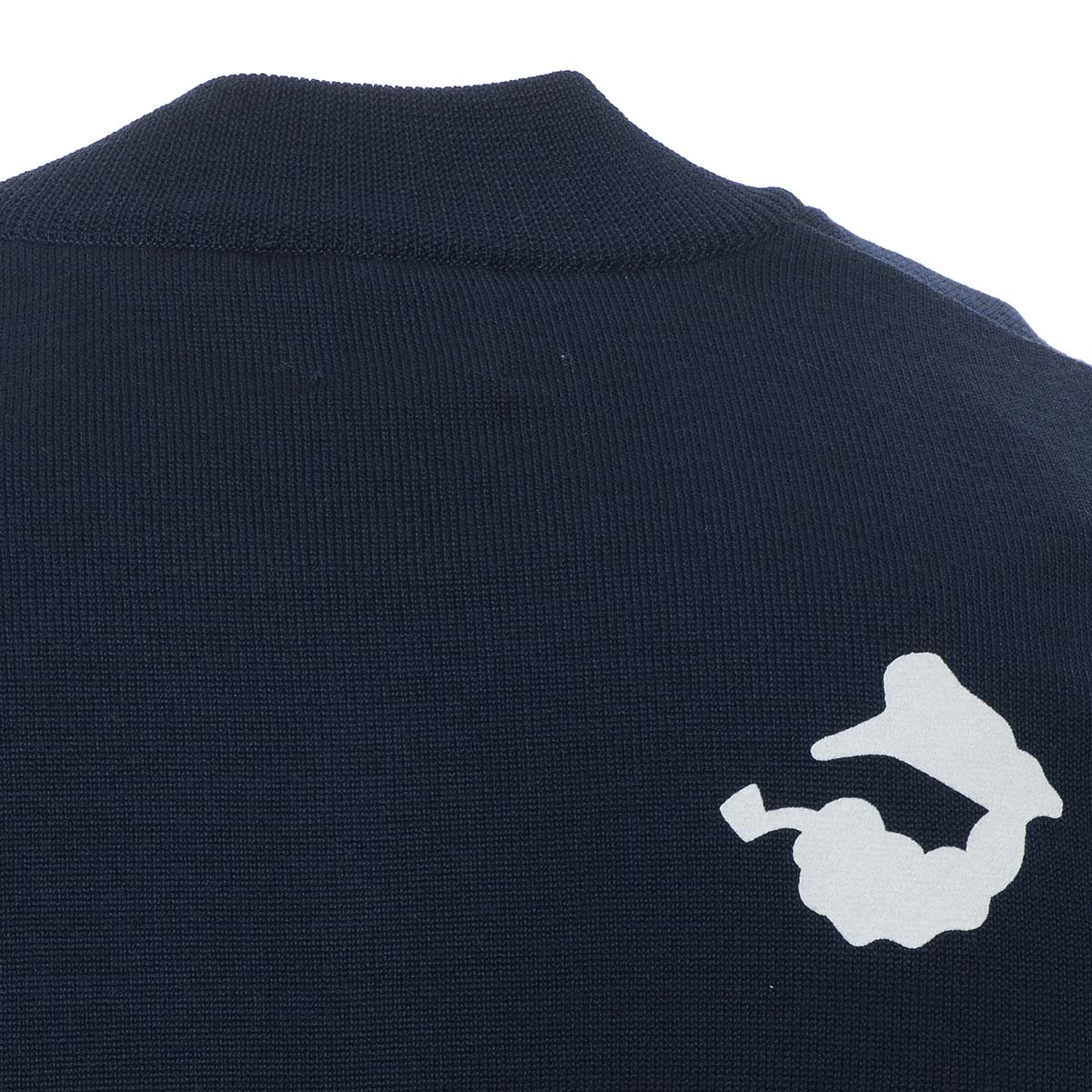 【公式】シナコバ (SINA COVA) ハーフジップセーター 21250030 ネイビーの背面プリント部分